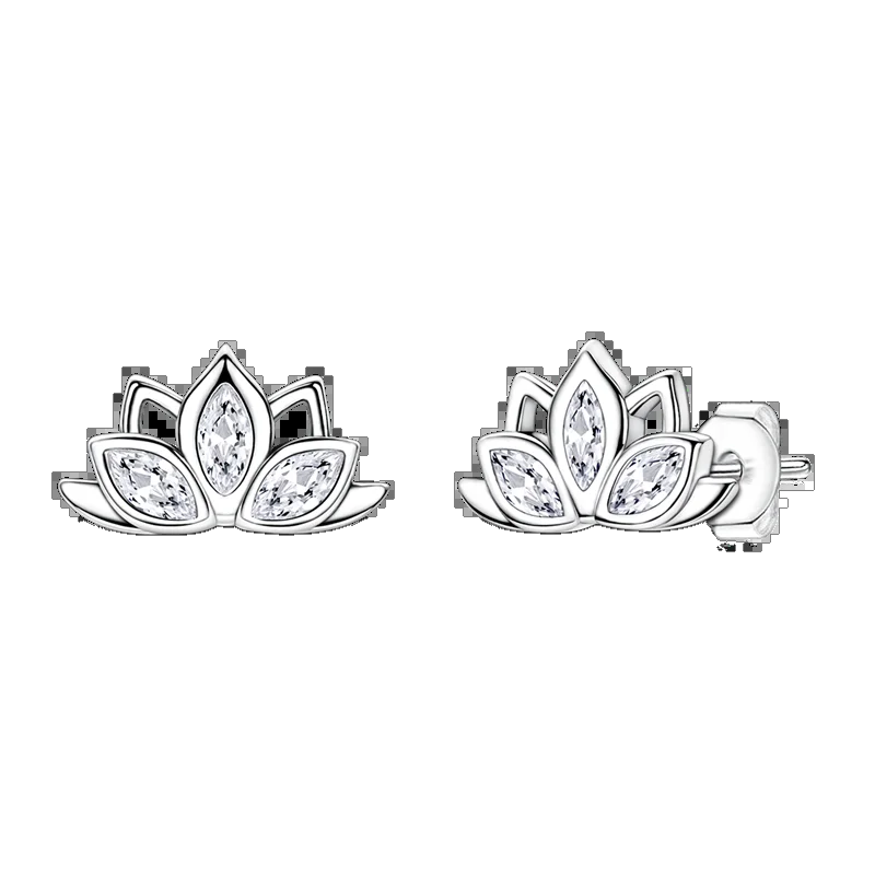 Brincos de pino em prata com motivo floral de lótus e acabamento polido.