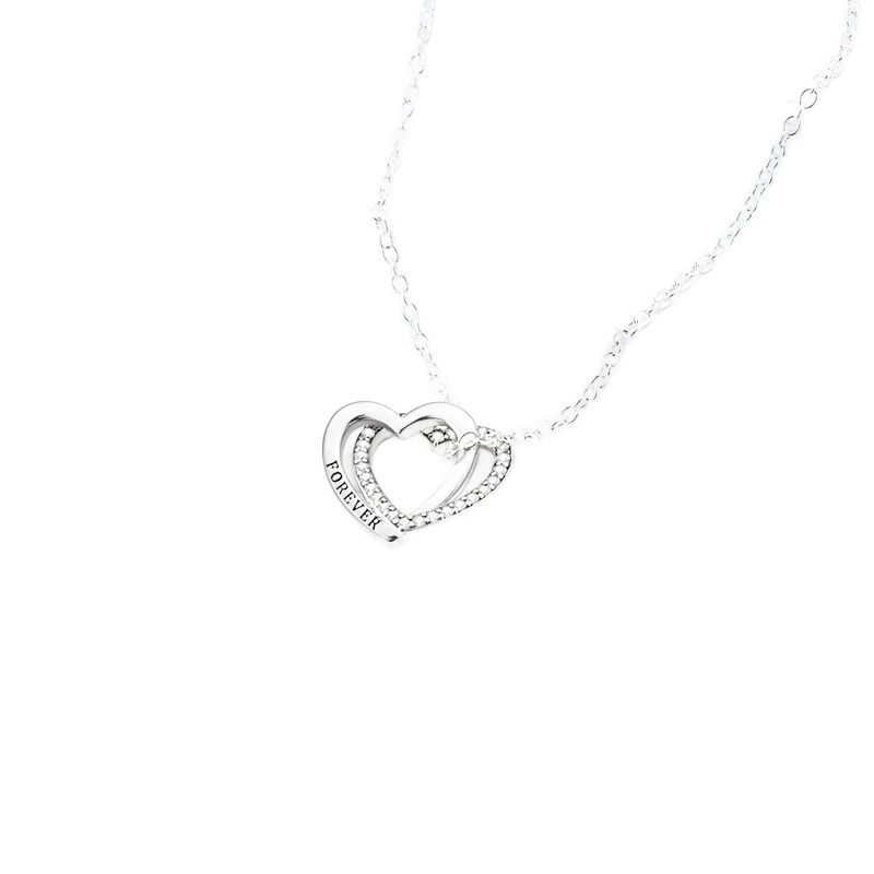 Colar com pendente de dois corações entrelaçados em prata, um gravado com FOREVER e outro com zircónias em pavé